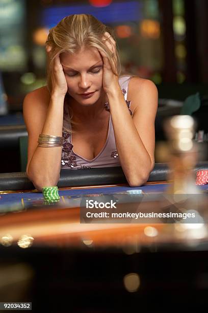 女性としてのルーレットテーブル - 女性のストックフォトや画像を多数ご用意 - 女性, 賭け事, 依存症