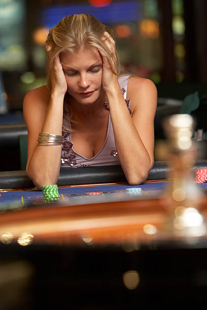 mulher perder na mesa de roleta - compulsive gambling - fotografias e filmes do acervo