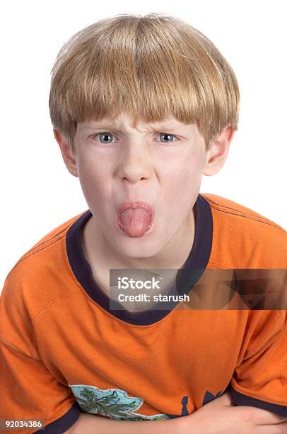 Enfadado Boy Foto de stock y más banco de imágenes de Niños - Niños, Sacar la lengua, Peca