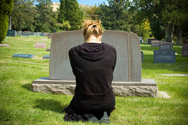 묘지 - cemetery child mourner death 뉴스 사진 이미지