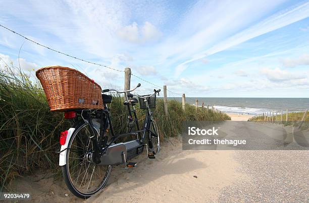 Photo libre de droit de En Tandem banque d'images et plus d'images libres de droit de Faire du vélo - Faire du vélo, Chien, Dune de sable