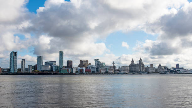 rzeka mersey i nabrzeże liverpoolu - liverpool royal liver building uk built structure zdjęcia i obrazy z banku zdjęć