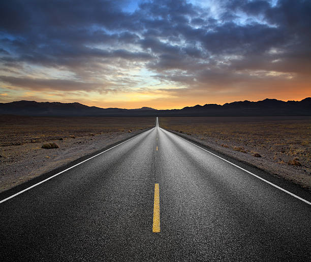 carretera del desierto - punto de fuga fotografías e imágenes de stock