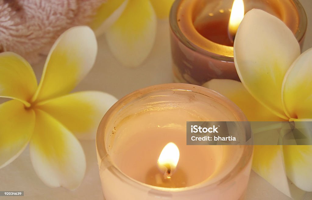 Candele e fiori di frangipani - Foto stock royalty-free di Accudire