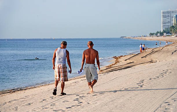 gay coiple sur la plage - fort lauderdale florida miami florida beach photos et images de collection