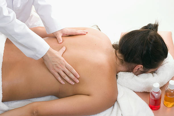 교정 마시지한 - ayurveda women spa treatment health spa 뉴스 사진 이미지