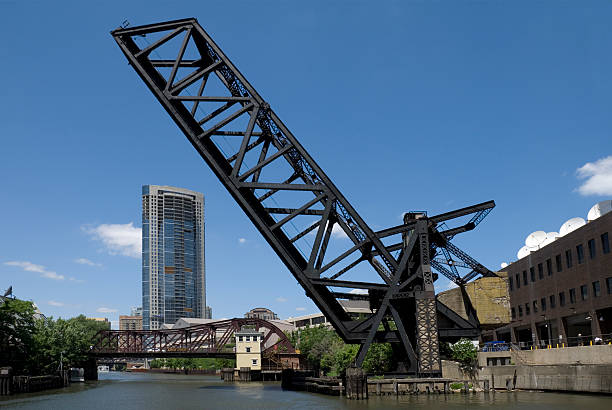 kinzie street, pont ferroviaire à chicago - kinzie street railroad bridge photos et images de collection