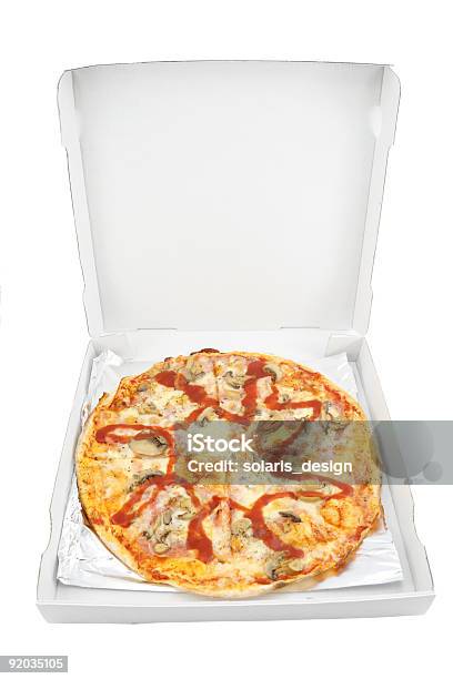 Pizza En Caja Aislado Sobre Fondo Blanco Foto de stock y más banco de imágenes de Aceite para cocinar - Aceite para cocinar, Aceituna, Alimento