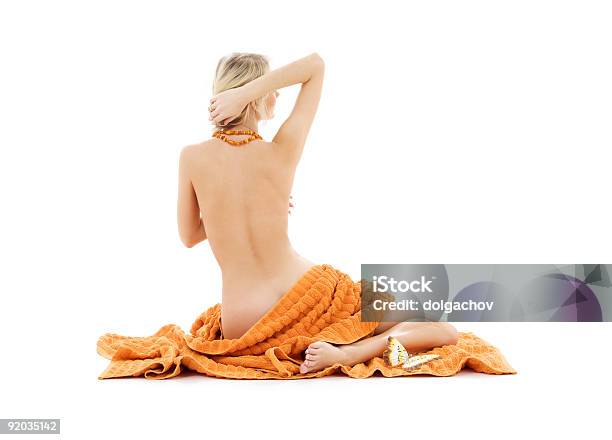 Schöne Dame Mit Handtüchern Orange Stockfoto und mehr Bilder von Rückansicht - Rückansicht, Rücken, Sitzen