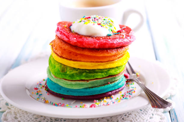 Regenbogen Pfannkuchen, serviert in Haufen – Foto