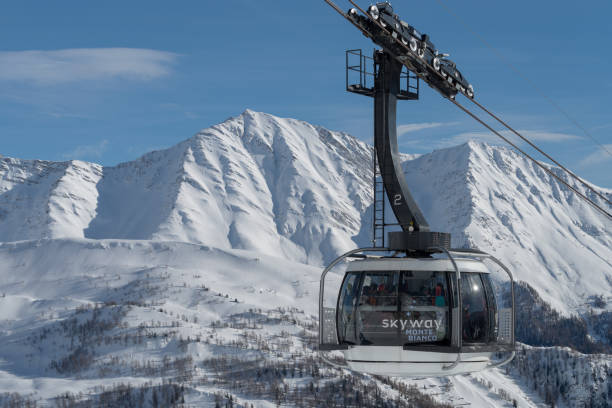 skyway monte bianco, courmayeur, italien - erhöhter fußgängerweg stock-fotos und bilder