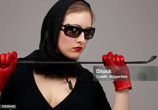 Photo libre de droit de Femme Dans Les Gants Rouges Avec Culture N 2 banque d'images et plus d'images libres de droit de Femmes - Femmes, Sadomasochisme, Cravache