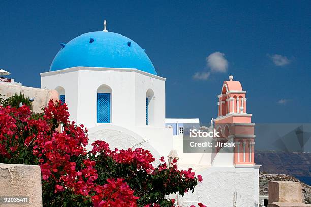 Igreja Em Santorini - Fotografias de stock e mais imagens de Azul - Azul, Branco, Cidade Pequena