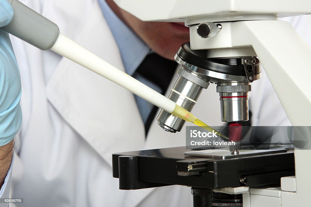 科学研究所望む顕微鏡 - カラー画像のロイヤリティフリーストックフォト