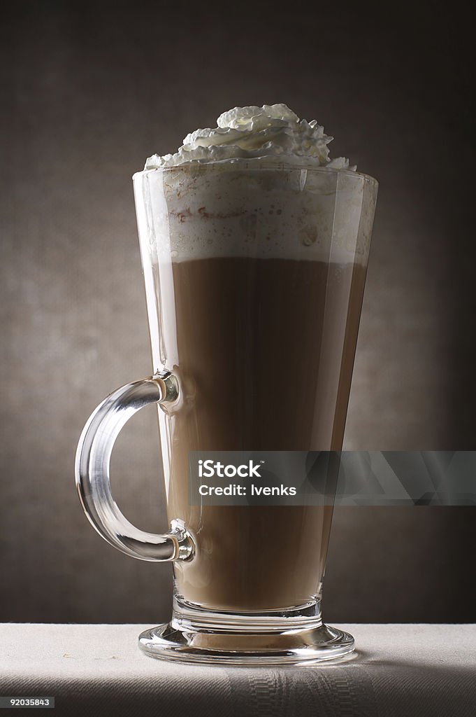 Kaffee Latte in Glas auf Braun rustikalen Hintergrund - Lizenzfrei Aufschäumen Stock-Foto