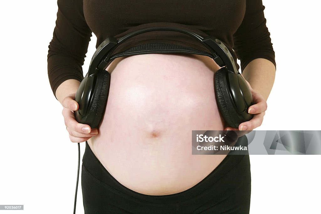 Mulher grávida com auscultadores na Barriga - Royalty-free Abdómen Humano Foto de stock
