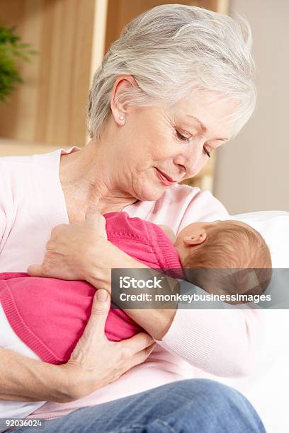 Avó Cuddling Neta - Fotografias de stock e mais imagens de Avó - Avó, Bebé, 60-69 Anos