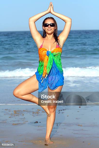 Mujer Haciendo Ejercicio De Yoga En La Playa Foto de stock y más banco de imágenes de Actividad - Actividad, Actividades y técnicas de relajación, Adulto