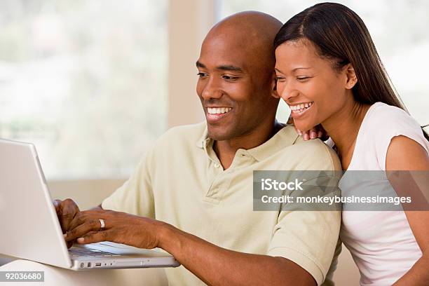 カップルのリビングルームのノートパソコンを使う - 家庭生活のストックフォトや画像を多数ご用意 - 家庭生活, アフリカ系アメリカ人, 中年