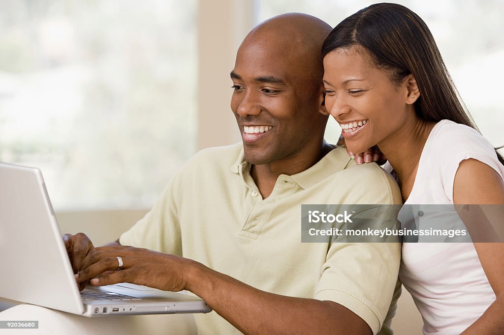 Casal usando o laptop na sala de estar - Foto de stock de Vida doméstica royalty-free