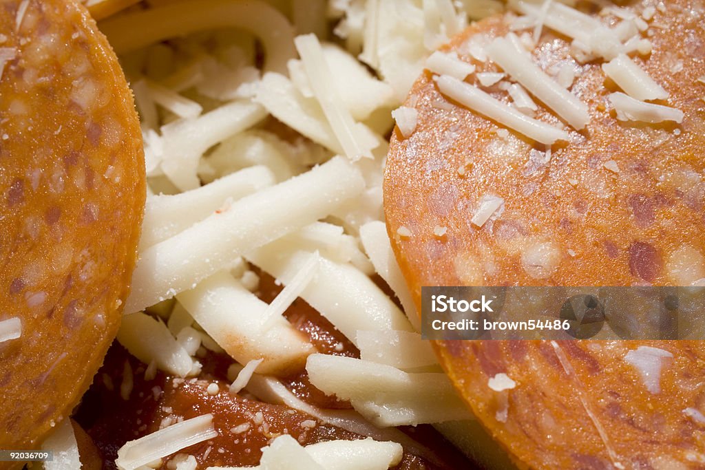 Macro tiro di Uncooked Pizza alla salsiccia piccante - Foto stock royalty-free di Alimentazione non salutare
