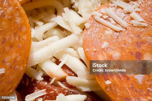 Macro Tiro De Não Cozidas Pizza De Pepperoni - Fotografias de stock e mais imagens de Alimentação Não-saudável - Alimentação Não-saudável, Ação da Bolsa de Valores, Branco