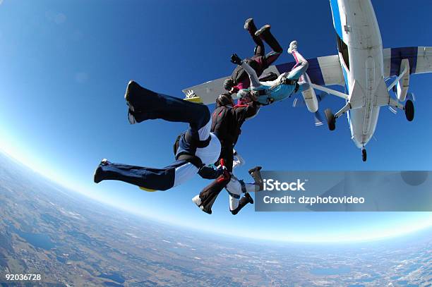 Foto Stock Royaltyfree Gruppo Skydivinglontra Uscita - Fotografie stock e altre immagini di Skydiving