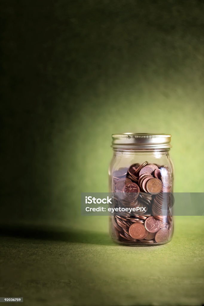 Jar of sparen Geld auf grünem Hintergrund (Serie - Lizenzfrei Einmachglas Stock-Foto