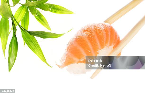 De Madeira Pauzinhos Exploração Salmão Sashimi - Fotografias de stock e mais imagens de Alimentação Saudável - Alimentação Saudável, Almoço, Arroz - Alimento Básico