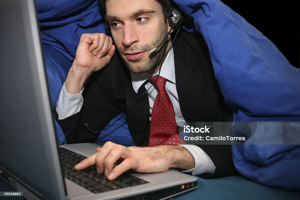 workaholic im Bett - Lizenzfrei Anzug Stock-Foto