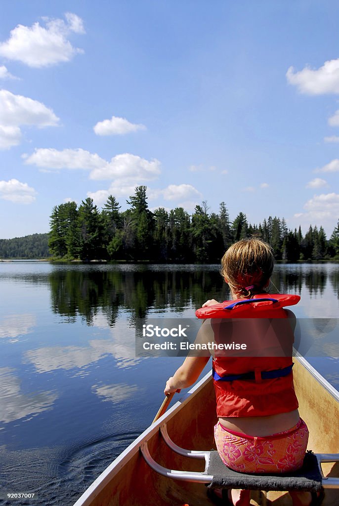 Dziecko w canoe - Zbiór zdjęć royalty-free (Wiosłować)
