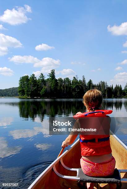 Dziecko W Canoe - zdjęcia stockowe i więcej obrazów Wiosłować - Wiosłować, Bezpieczeństwo, Chmura