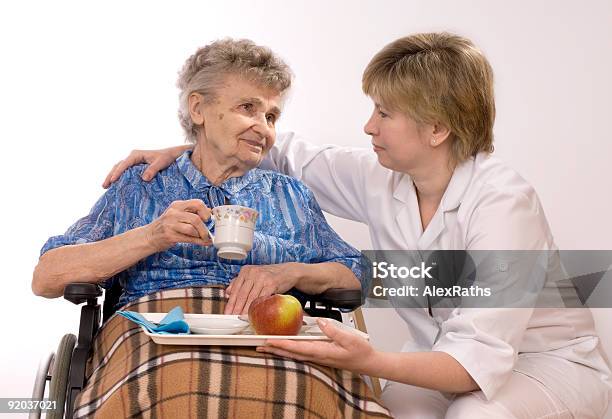 Anziani Donna In Sedia A Rotelle - Fotografie stock e altre immagini di 80-89 anni - 80-89 anni, Abbracciare una persona, Accudire