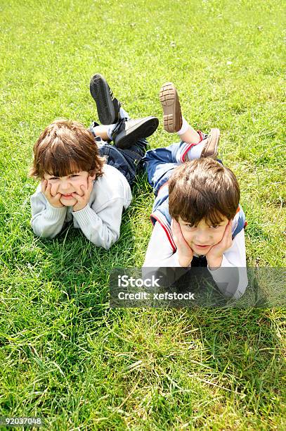 Zwei Jungs In Der Natur Stockfoto und mehr Bilder von Blick in die Kamera - Blick in die Kamera, Braunes Haar, Familie mit zwei Kindern