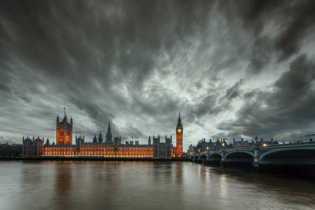 nubes de tormenta sobre el big ben en londres, reino unido - city of westminster fotografías e imágenes de stock
