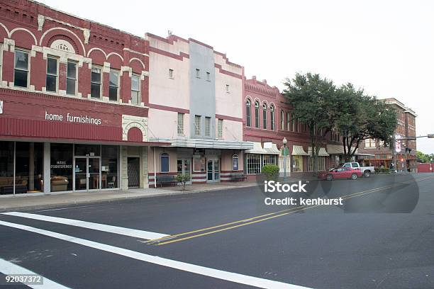 Anytown Estados Unidos Foto de stock y más banco de imágenes de Ciudad pequeña estadounidense - Ciudad pequeña estadounidense, Oeste, Tienda - Lugar de comercio