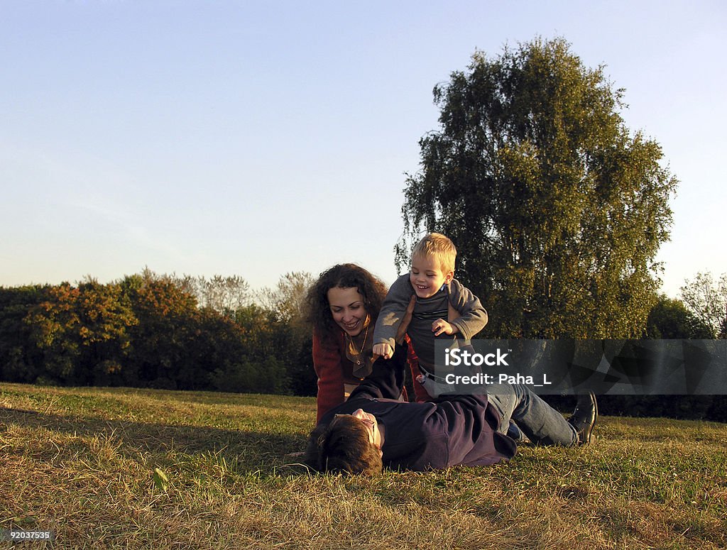 Семья играет Осенний закат на Просека - Стоковые фото Близость роялти-фри