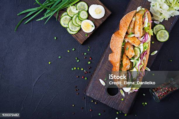 Photo libre de droit de Sandwich Baguette Avec Des Poissons Oeufs Oignons Marinés Et Laitue Feuilles Vue De Dessus banque d'images et plus d'images libres de droit de Sandwich