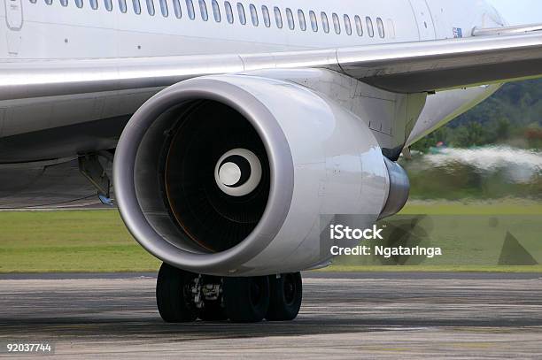 Revving Motor A Jato - Fotografias de stock e mais imagens de Avião Comercial - Avião Comercial, Gases, Avião