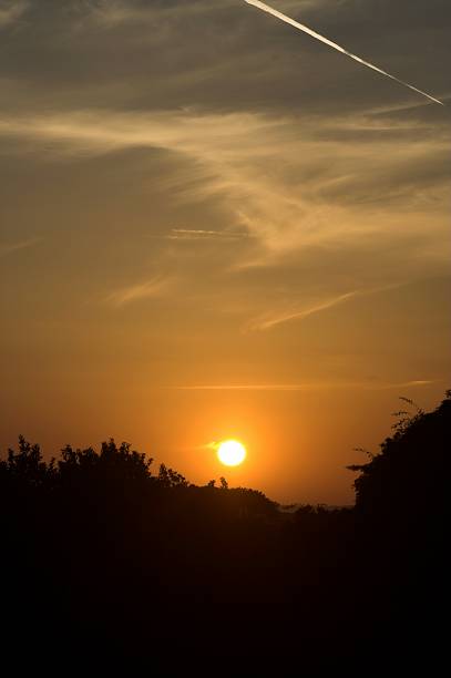 bei sonnenuntergang - vapor trail sky night sunset stock-fotos und bilder