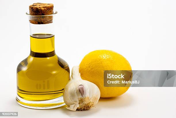 オリーブオイルガーリックレモンます - サラダドレッシングのストックフォトや画像を多数ご用意 - サラダドレッシング, 白背景, 酢
