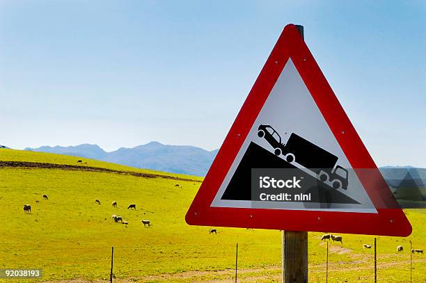 Segnale Di Strada Di Paese - Fotografie stock e altre immagini di Ambientazione esterna - Ambientazione esterna, Automobile, Campo