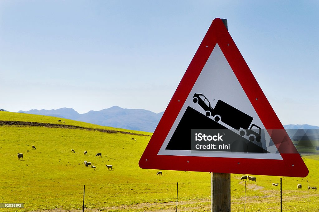Дорожный знак в стране - Стоковые фото Автомобиль роялти-фри
