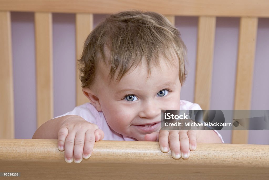 Люди-Застенчивый 10 месяц Старый ребенок девочка в колыбели - Стоковые фото Весёлый роялти-фри