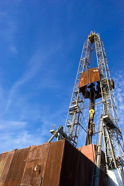 torre perforadora contra el cielo azul - oil rig onshore drilling rig borehole fotografías e imágenes de stock