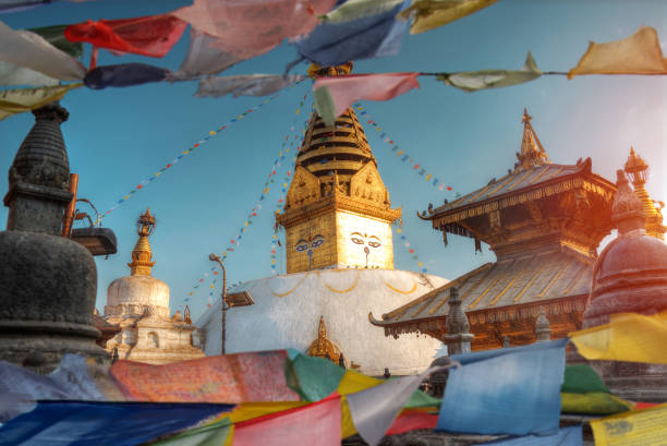 drapeaux tibétains. stupa de swayambhunath - bodnath stupa kathmandu stupa flag photos et images de collection