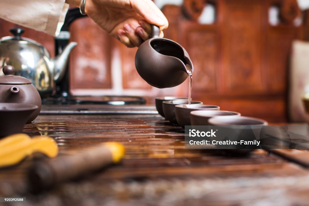 Femme versant traditionnellement préparé le thé chinois - Photo de Thé - Boisson chaude libre de droits