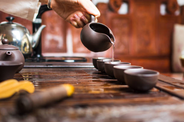 伝統的に注いで、女は中国茶を用意してください。 - tea chinese tea heat teapot ストックフォトと画像