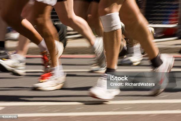 Correr Uma Maratona Com Feridas Joelho - Fotografias de stock e mais imagens de Ao Ar Livre - Ao Ar Livre, Atleta de pista e campo, Competição