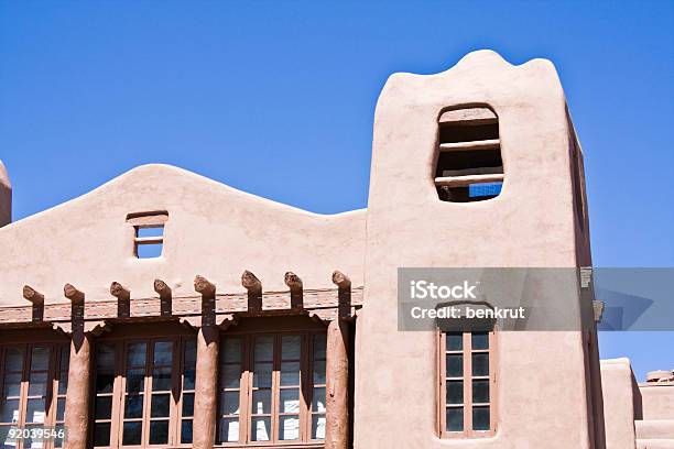Edificio In Santa Fe - Fotografie stock e altre immagini di Adobe - Adobe, Architettura, Astratto